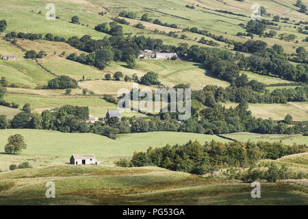 Campagna inglese, Inghilterra rurale scena con pietra case coloniche tra verdi colline Foto Stock