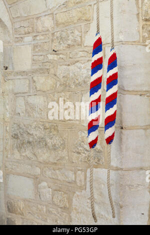 Corde per suonare le campane in un antica chiesa in Inghilterra, Regno Unito. Con copia spazio, raffigura campanology e Cristianesimo Foto Stock