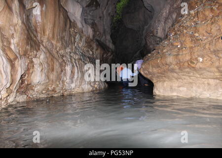 Ladri Grotta Dehradun Uttarakhand India . noto anche come Guchu/Guchhu pani.uno dei migliori luoghi da visitare in Dehradun Foto Stock