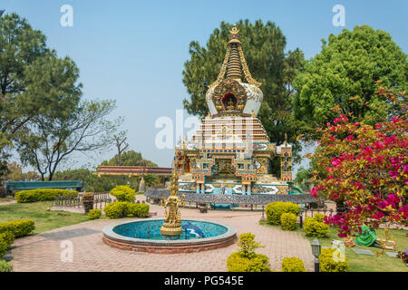Stupa e la fontana nel parco del buddista del Monastero di Kopan, Kathmandu, Nepal. Foto Stock