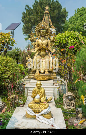Golden sculture nel parco del monastero buddista di Kopan, Kathmandu, Nepal. Foto Stock