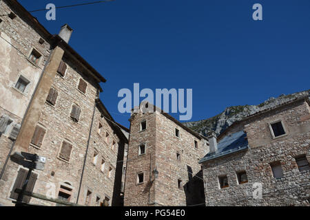 L'architettura delle case in verticale del piccolo paese di Casso famoso per la tragedia Vajont di Ottobre 1963 Foto Stock