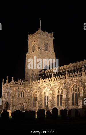 Chiesa della Santa Trinità, Blythburgh, Suffolk, Inghilterra, illuminazione notturna Foto Stock