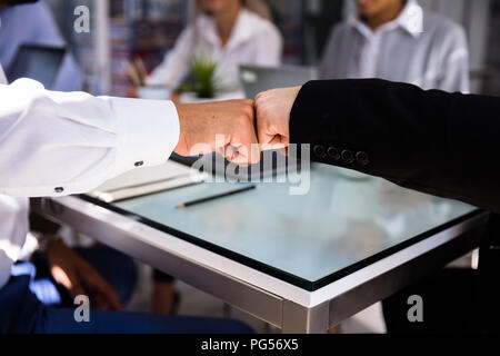 Close-up di due imprenditori facendo Fist Bump in Office Foto Stock