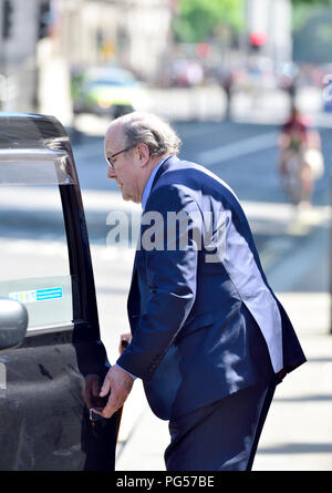 Michael Ancram (Michael Andrew Foster Jude Kerr, xiii Marchese di Lothian) ex MP prendere un taxi a Whitehall, 2018. Ombra Segretario agli Affari Esteri Foto Stock