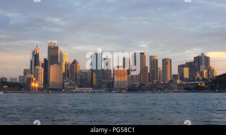 Vista degli edifici nella città di Sydney durante il tramonto la famosa iconico vista sulla città di Sydney dal punto di Kirribilli. Australia 11/06/18 Foto Stock