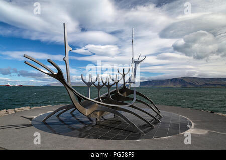 Sun Voyager (islandese: Sólfar) è una scultura da Jón Gunnar Árnason, situato accanto alla strada Saebraut in Reykjavík, Islanda. Foto Stock