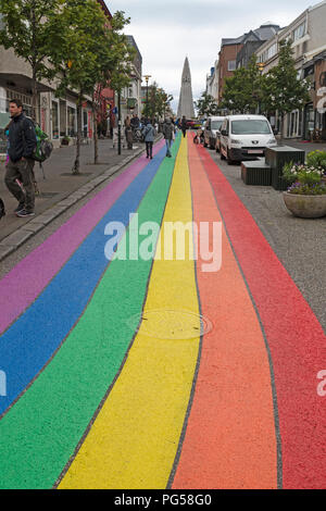 Una strada a Reykjavik in Islanda, dipinte in colori arcobaleno durante l'annuale città Gay Pride Festival. Foto Stock