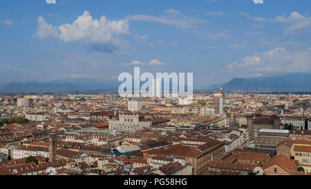 Agosto 2018: veduta aerea della città. È possibile vedere la torre littoria, il Palazzo di Intesa San Paolo e il Museo del Risorgimento. In lontananza si Foto Stock