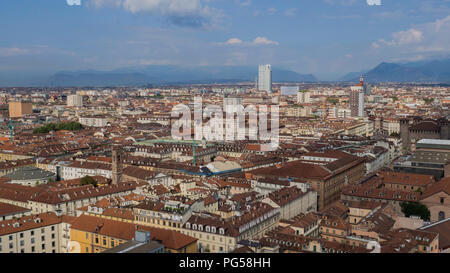 Agosto 2018: veduta aerea della città. È possibile vedere la torre littoria, il Palazzo di Intesa San Paolo e il Museo del Risorgimento. In lontananza si Foto Stock