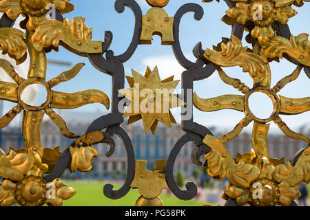 ST.PETERSBURG, Russia - 19 agosto 2017: dettaglio del Golden Gate di ferro a Katherine's Palace in Tsarskoe Selo contro le cupole della chiesa sullo sfondo nebbioso. Tsar Foto Stock