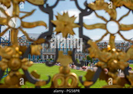 ST.PETERSBURG, Russia - 19 agosto 2017: dettaglio del Golden Gate di ferro a Katherine's Palace in Tsarskoe Selo contro le cupole della chiesa sullo sfondo nebbioso. Tsar Foto Stock