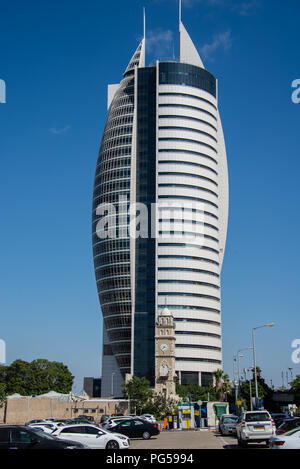 Torre di vela e Grande moschea, Haifa, Israele Foto Stock
