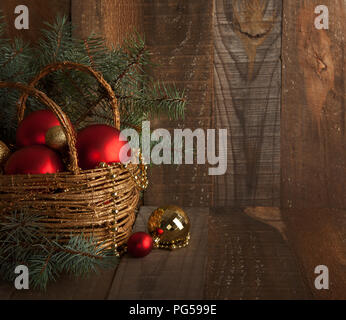 Decorazione di natale sul vecchio asse di legno. Foto Stock