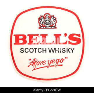 LONDON, Regno Unito - 22 agosto 2018: Bell's Schotch whisky tappetino di carta coaster isolati su sfondo bianco. Foto Stock