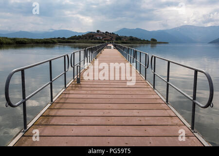 Vista del ponte galleggiante in Mikri (piccole) lago Prespa nella Grecia settentrionale Foto Stock