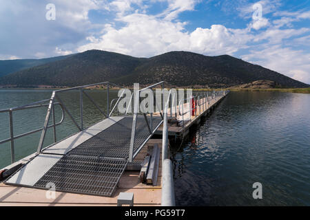 Vista del ponte galleggiante in Mikri (piccole) lago Prespa nella Grecia settentrionale Foto Stock