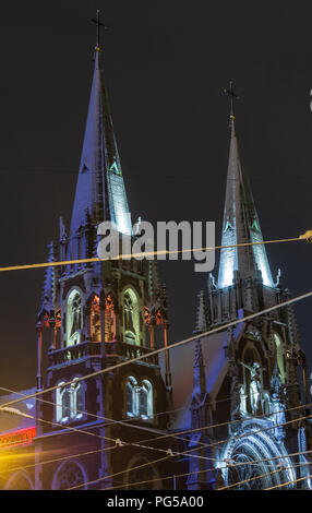 Bella illuminata di notte inverno chiesa dei Santi. Olha e Elisabetta di Lviv, Ucraina. Costruito negli anni 1903-1911. Foto Stock