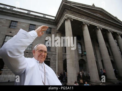 Un lavoro di cera di Papa Francesco appena svelato a bordo di un originale 1979 recentemente ristrutturato Papa Mobile appartenente al National Wax Museum Plus passa il GPO su o'Connell Street prima della visita di Papa Francesco in Irlanda. Foto Stock