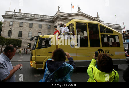 Un lavoro di cera di Papa Francesco appena svelato a bordo di un originale 1979 recentemente ristrutturato Papa Mobile appartenente al National Wax Museum Plus passa il GPO su o'Connell Street prima della visita di Papa Francesco in Irlanda. Foto Stock