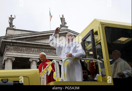 Un lavoro di cera di Papa Francesco appena svelato a bordo di un originale 1979 recentemente ristrutturato Papa Mobile appartenente al National Wax Museum Plus passa il GPO su o'Connell Street prima della visita di Papa Francesco in Irlanda. Foto Stock