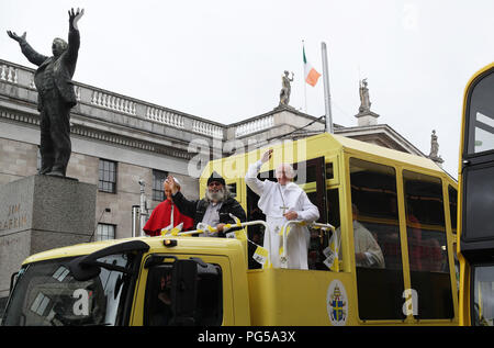 Un lavoro di cera di Papa Francesco appena svelato a bordo di un originale 1979 recentemente ristrutturato Papa Mobile appartenente al National Wax Museum Plus passa il GPO su o'Connell Street prima della visita di Papa Francesco in Irlanda. Foto Stock