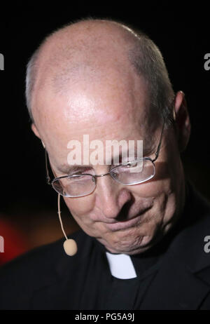 Noi sacerdoti padre James Martin parlando all'incontro mondiale delle famiglie a Dublino, su come la Chiesa cattolica può benvenuto ai membri della comunità LGBT. Foto Stock