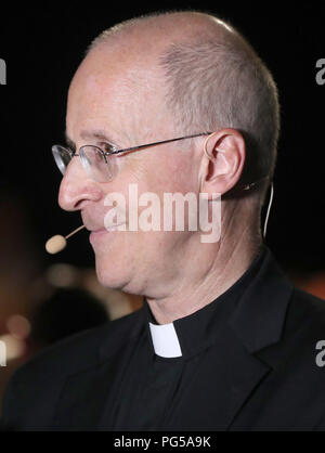 Noi sacerdoti padre James Martin parlando all'incontro mondiale delle famiglie a Dublino, su come la Chiesa cattolica può benvenuto ai membri della comunità LGBT. Foto Stock