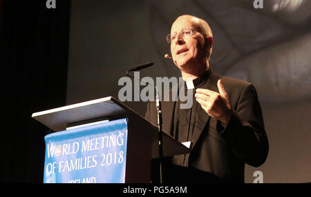 Noi sacerdoti padre James Martin parlando all'incontro mondiale delle famiglie a Dublino, su come la Chiesa cattolica può benvenuto ai membri della comunità LGBT. Foto Stock