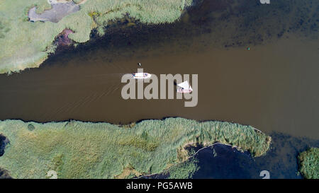 Drone foto datata 22 agosto mostra di imbarcazioni a vela Hickling ampio su Norfolk Broads vicino Acle con calma tempo soleggiato rendendo perfetto per le condizioni di navigazione.Scambiatore di calore è meteo Previsioni per più tardi nel corso della settimana. Foto Stock