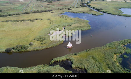 Drone foto datata 22 agosto mostra di imbarcazioni a vela Hickling ampio su Norfolk Broads vicino Acle con calma tempo soleggiato rendendo perfetto per le condizioni di navigazione Foto Stock