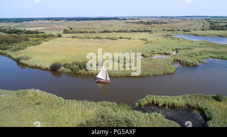 Drone foto datata 22 agosto mostra di imbarcazioni a vela Hickling ampio su Norfolk Broads vicino Acle con calma tempo soleggiato rendendo perfetto per le condizioni di navigazione Foto Stock