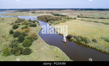 Drone foto datata 22 agosto mostra di imbarcazioni a vela Hickling ampio su Norfolk Broads vicino Acle con calma tempo soleggiato rendendo perfetto per le condizioni di navigazione Foto Stock