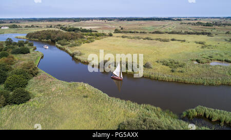 Drone foto datata 22 agosto mostra di imbarcazioni a vela Hickling ampio su Norfolk Broads vicino Acle con calma tempo soleggiato rendendo perfetto per le condizioni di navigazione Foto Stock