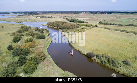 Drone foto datata 22 agosto mostra di imbarcazioni a vela Hickling ampio su Norfolk Broads vicino Acle con calma tempo soleggiato rendendo perfetto per le condizioni di navigazione Foto Stock