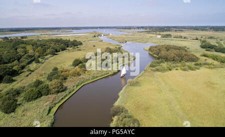 Drone foto datata 22 agosto mostra di imbarcazioni a vela Hickling ampio su Norfolk Broads vicino Acle con calma tempo soleggiato rendendo perfetto per le condizioni di navigazione Foto Stock