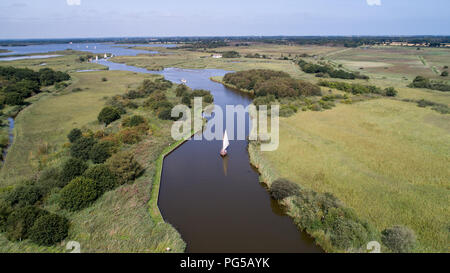 Drone foto datata 22 agosto mostra di imbarcazioni a vela Hickling ampio su Norfolk Broads vicino Acle con calma tempo soleggiato rendendo perfetto per le condizioni di navigazione Foto Stock