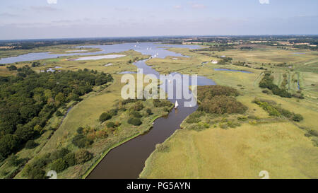 Drone foto datata 22 agosto mostra di imbarcazioni a vela Hickling ampio su Norfolk Broads vicino Acle con calma tempo soleggiato rendendo perfetto per le condizioni di navigazione Foto Stock