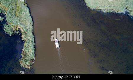 Drone foto datata 22 agosto mostra di imbarcazioni a vela Hickling ampio su Norfolk Broads vicino Acle con calma tempo soleggiato rendendo perfetto per le condizioni di navigazione.Scambiatore di calore è meteo Previsioni per più tardi nel corso della settimana. Foto Stock