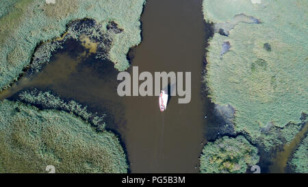 Drone foto datata 22 agosto mostra di imbarcazioni a vela Hickling ampio su Norfolk Broads vicino Acle con calma tempo soleggiato rendendo perfetto per le condizioni di navigazione.Scambiatore di calore è meteo Previsioni per più tardi nel corso della settimana. Foto Stock