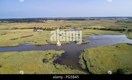 Drone foto datata 22 agosto mostra di imbarcazioni a vela Hickling ampio su Norfolk Broads vicino Acle con calma tempo soleggiato rendendo perfetto per le condizioni di navigazione.Scambiatore di calore è meteo Previsioni per più tardi nel corso della settimana. Foto Stock