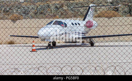 Aeroporto di Hermoupolis: 23 agosto . Private piccolo aereo parcheggiato in aeroporti parcheggio dietro al filo spinato. Hermoupolis agosto 23,2018, Syros, Grecia. Foto Stock