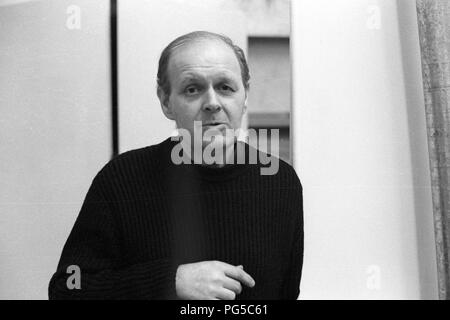 "Il pittore ceco Zdenek Beran (1937-2014) nel suo studio di Praga. Beran era un membro del gruppo ''Zaostali'' e avviamento 1990 insegnate a Praga Accademia delle Belle Arti." Foto Stock