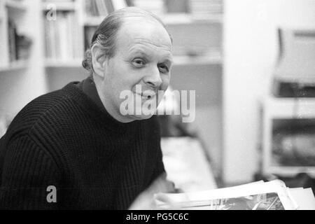 "Il pittore ceco Zdenek Beran (1937-2014) nel suo studio di Praga. Beran era un membro del gruppo ''Zaostali'' e avviamento 1990 insegnate a Praga Accademia delle Belle Arti." Foto Stock