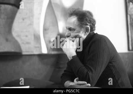 Il pittore sloveno e artista grafico Alex Mlynarcik davanti ad uno dei suoi dipinti nel suo studio di Praga. Foto Stock