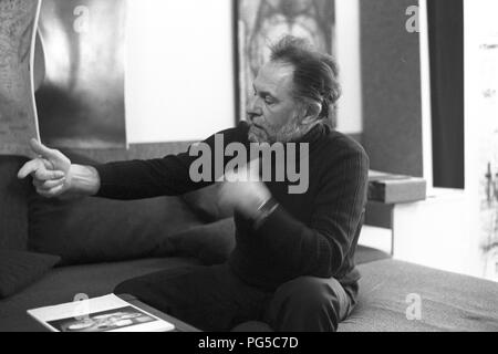 Il pittore sloveno e artista grafico Alex Mlynarcik nel suo studio di Praga. Foto Stock