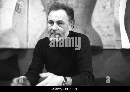 Il pittore sloveno e artista grafico Alex Mlynarcik con uno dei suoi dipinti, nel suo studio di Praga. Foto Stock