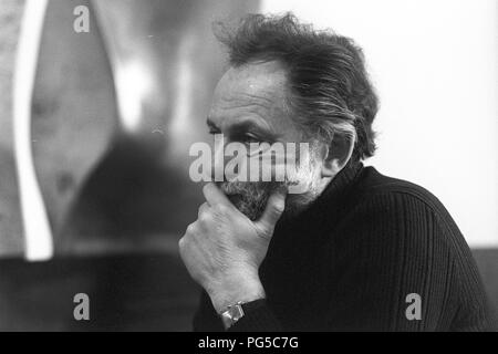 Il pittore sloveno e artista grafico Alex Mlynarcik nel suo studio di Praga. Foto Stock