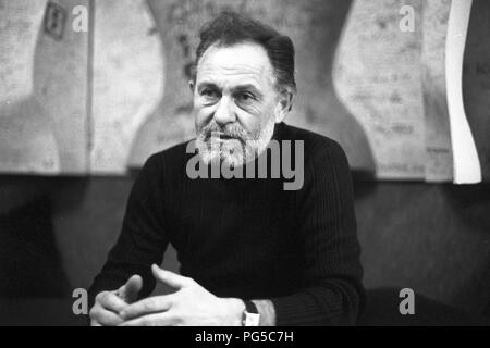 Il pittore sloveno e artista grafico Alex Mlynarcik davanti ad uno dei suoi dipinti nel suo studio di Praga. Foto Stock