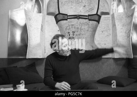 Il pittore sloveno e artista grafico Alex Mlynarcik davanti ad uno dei suoi dipinti nel suo studio di Praga. Foto Stock